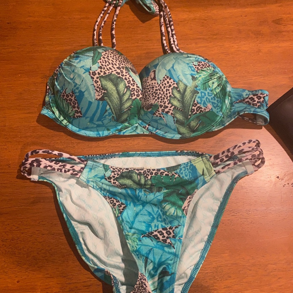 Victoria secret top 34b and small bottom